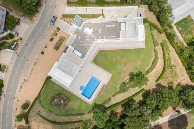 Villa de lujo en primera línea de golf en venta – 5 suites, piscina privada, SPA y garaje para 4 coches