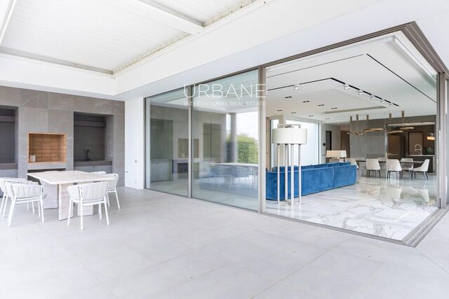 Villa de lujo en primera línea de golf en venta – 5 suites, piscina privada, SPA y garaje para 4 coches