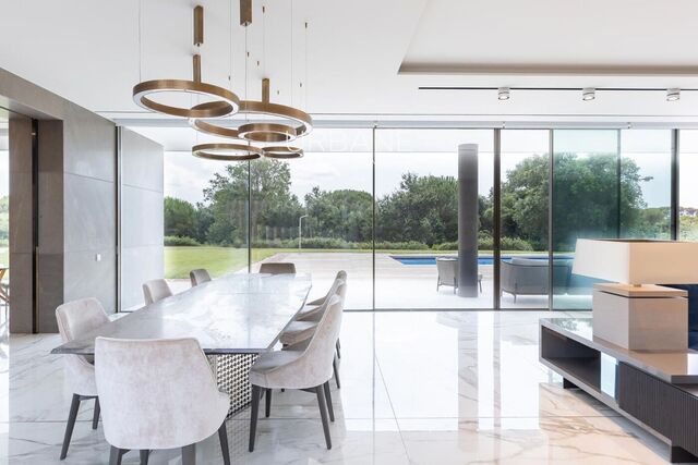 Villa de lujo en primera línea de golf en venta – 5 suites, piscina privada, SPA y garaje para 4 coches