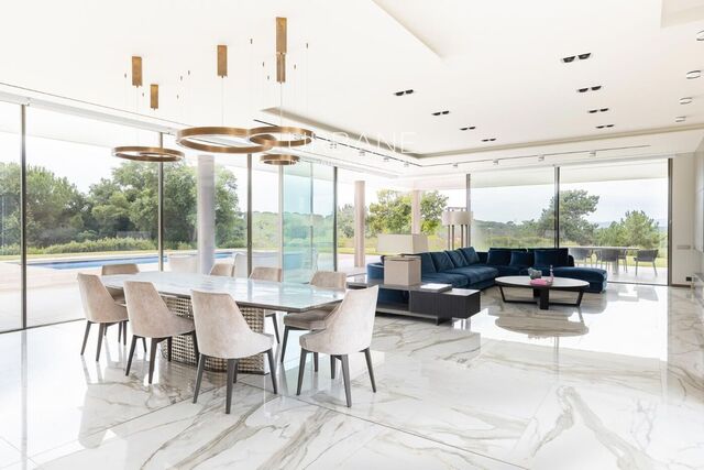 Villa de lujo en primera línea de golf en venta – 5 suites, piscina privada, SPA y garaje para 4 coches
