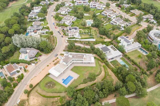 Villa de lujo en primera línea de golf en venta – 5 suites, piscina privada, SPA y garaje para 4 coches