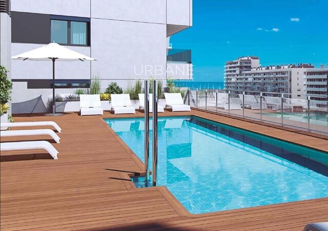 Exclusiva residencia de lujo en Badalona: Elegante apartamento con vistas al mar, amplia terraza y piscinas en la azotea