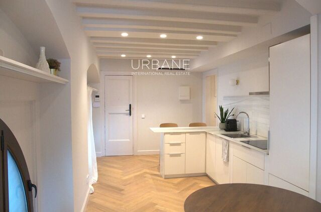 Lujo Histórico y Luz Natural: Elegante Apartamento en el Corazón de Barcelona