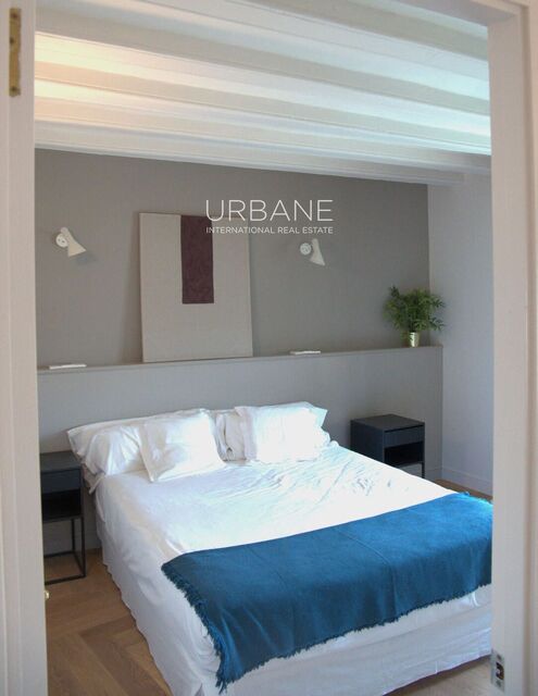 Lujo Histórico y Luz Natural: Elegante Apartamento en el Corazón de Barcelona