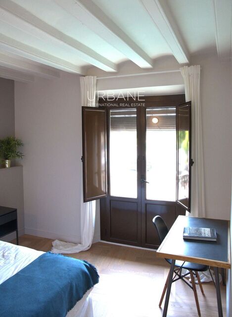 Lujo Histórico y Luz Natural: Elegante Apartamento en el Corazón de Barcelona