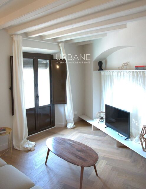 Lujo Histórico y Luz Natural: Elegante Apartamento en el Corazón de Barcelona