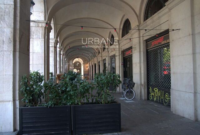 Lujo Histórico y Luz Natural: Elegante Apartamento en el Corazón de Barcelona
