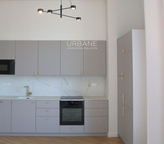 Lujo Histórico y Vistas al Mar: Exclusivo Apartamento en el Corazón de Barcelona