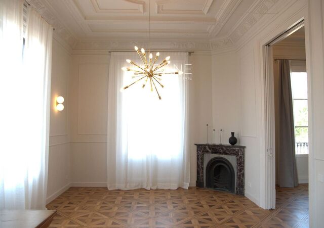 Lujo Histórico y Vistas al Mar: Exclusivo Apartamento en el Corazón de Barcelona