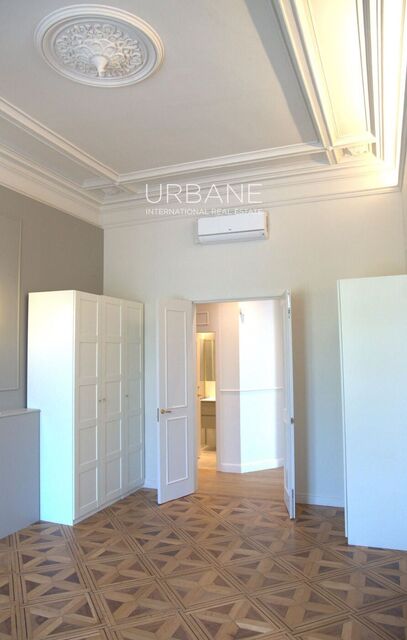 Lujo Histórico y Vistas al Mar: Exclusivo Apartamento en el Corazón de Barcelona