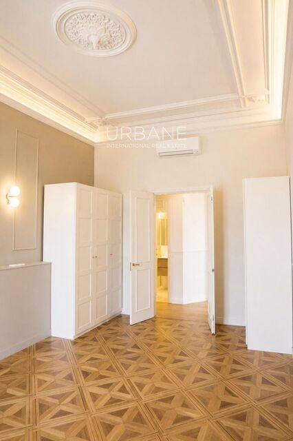 Historischer Luxus und Meerblick: Exklusives Apartment im Herzen von Barcelona
