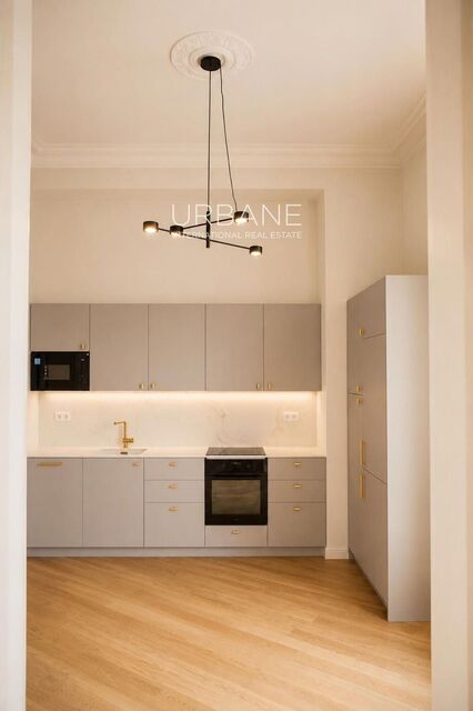 Historischer Luxus und Meerblick: Exklusives Apartment im Herzen von Barcelona