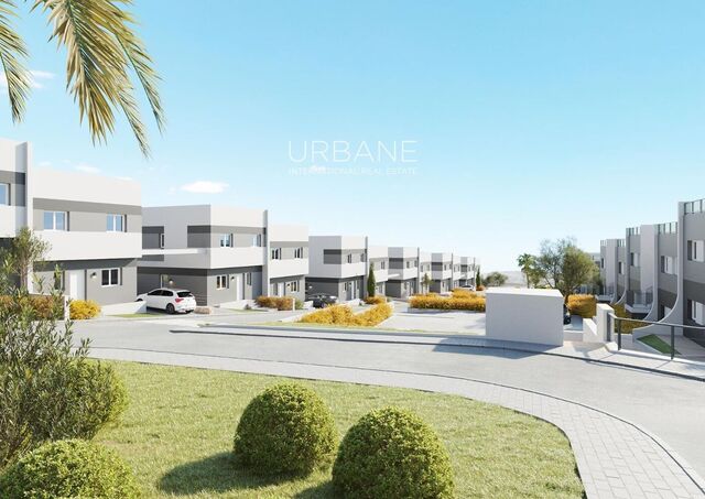 Encantadora Casa Pareada en Finestrat con Vistas al Mar y Jardín Privado