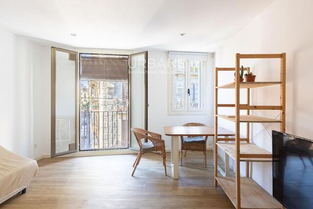 Luminoso apartamento en última planta junto al Mercat de Sant Antoni