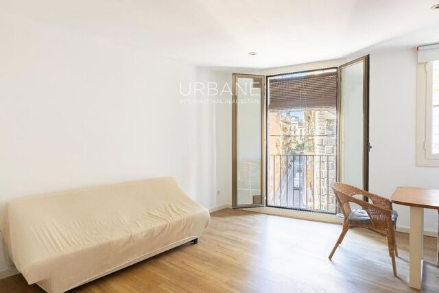 Luminoso apartamento en última planta junto al Mercat de Sant Antoni