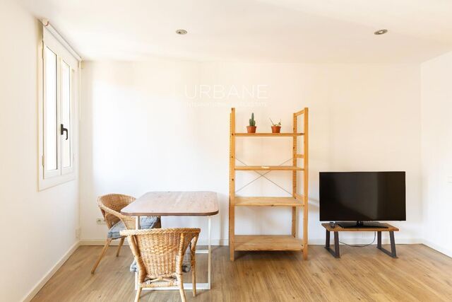 Luminoso apartamento en última planta junto al Mercat de Sant Antoni