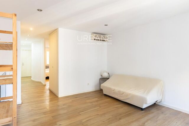 Luminoso apartamento en última planta junto al Mercat de Sant Antoni