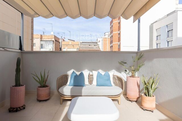Ático de un dormitorio a estrenar con terraza privada en la azotea en Gràcia