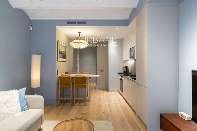 Ático de un dormitorio a estrenar con terraza privada en la azotea en Gràcia