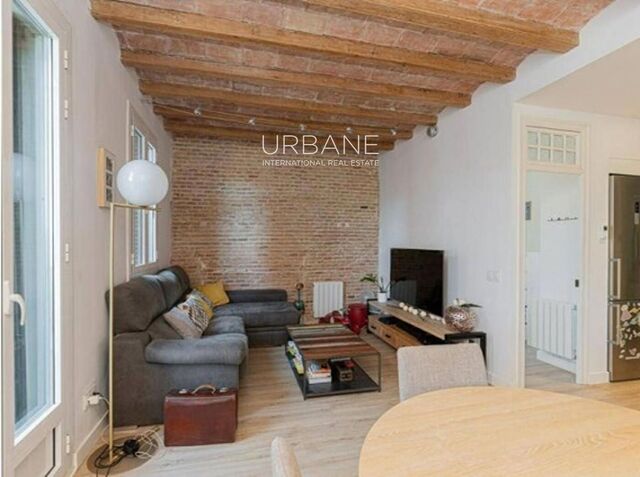 Ático Reformado con Encanto Histórico y Mucha Luz en el Corazón de Poble Sec