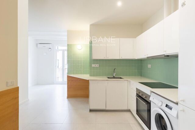 Apartamento reformado de 2 dormitorios con balcón en El Raval, Barcelona