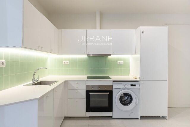 Apartamento reformado de 2 dormitorios con balcón en El Raval, Barcelona