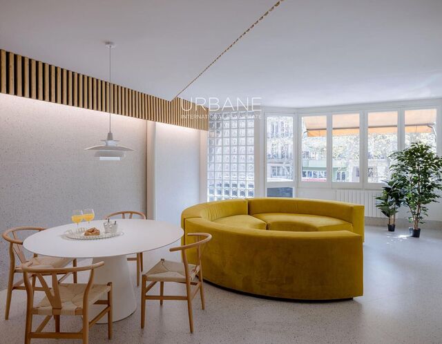 Exclusive Designer Apartment with Parking on Paral·lel – Temporary Rental