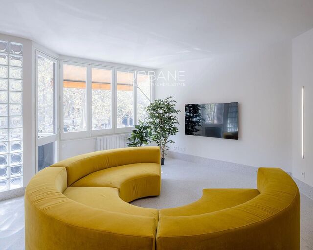 Exclusive Designer Apartment with Parking on Paral·lel – Temporary Rental