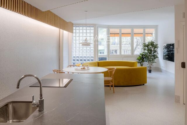 Exclusive Designer Apartment with Parking on Paral·lel – Temporary Rental