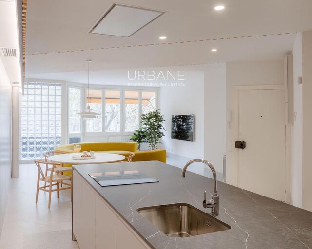 Exclusive Designer Apartment with Parking on Paral·lel – Temporary Rental