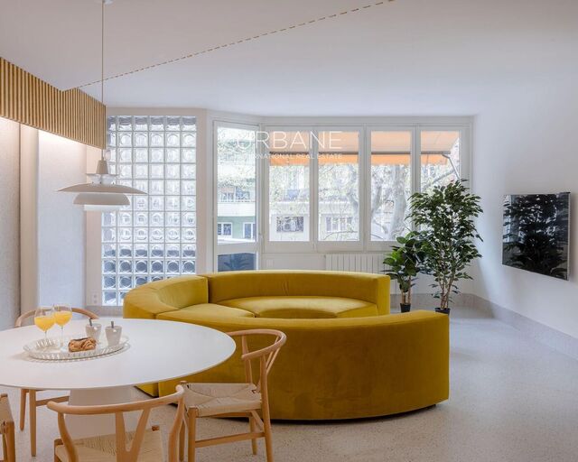 Exclusive Designer Apartment with Parking on Paral·lel – Temporary Rental