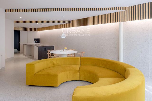 Exclusive Designer Apartment with Parking on Paral·lel – Temporary Rental