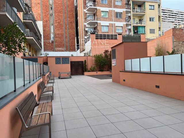 Duplex en Venta en Gracia con 3 dormitorios, piscina comunal y parking
