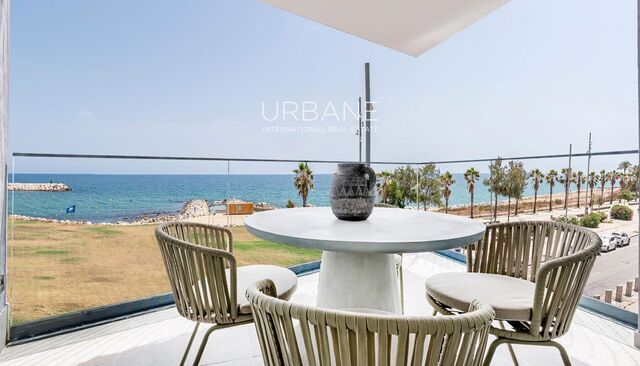 Moderno apartamento frente al mar de 3 habitaciones con terraza en Badalona
