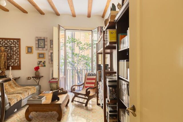 Encantador piso de 3 habitaciones en venta en el corazón del Barrio Gótico de Barcelona – A pocos pasos de la mágica Catedral del Pi