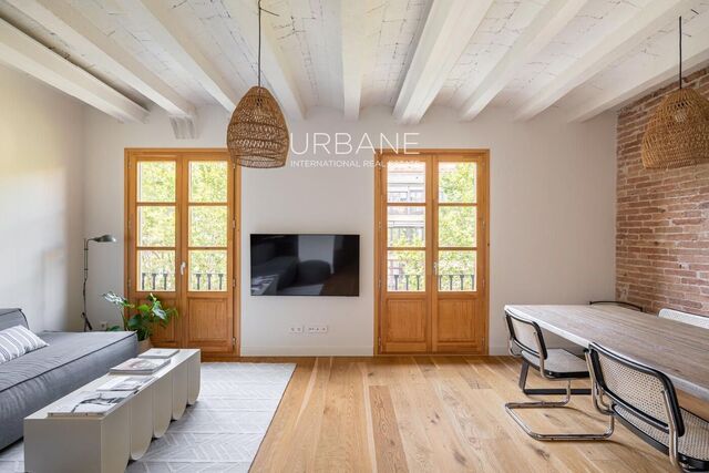 ¡Oportunidad de Inversión Única: Joya de 2 Habitaciones en Eixample, a Pasos del Arc de Triomf!