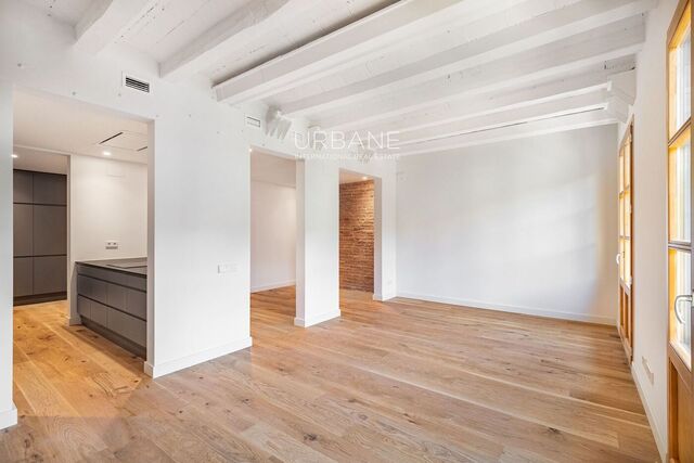 Oportunitat d'Inversió Excepcional: Joia de 2 Habitacions a l'Eixample, a un Pas de l'Arc de Triomf!