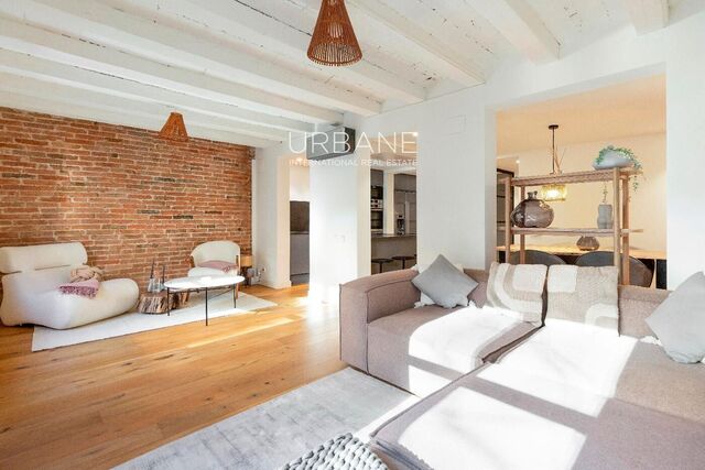 ¡Oportunidad de Inversión Única: Joya de 2 Habitaciones en Eixample, a Pasos del Arc de Triomf!