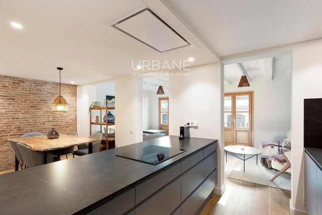 Unique Investment Opportunity: 2-Bedroom Gem in Eixample, Steps from the Arc de Triomf