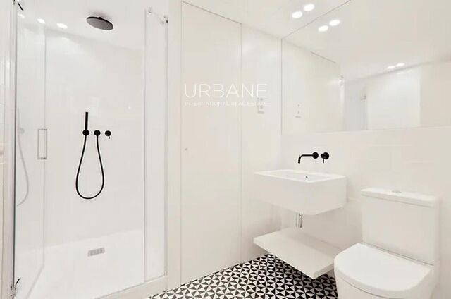 Elegante apartamento reformado de 2 habitaciones con balcón privado en el Barrio Gótico de Barcelona