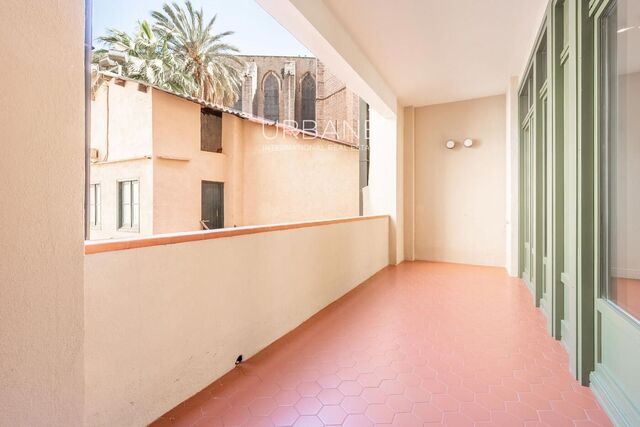 Un habitatge espaiós i lluminós en un barri emblemàtic de Barcelona