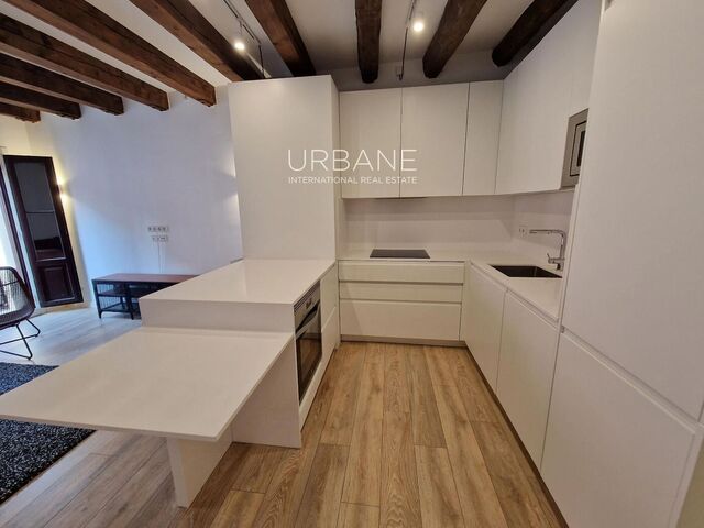 Élégant appartement rénové de 2 chambres avec balcon privé dans le Quartier Gothique de Barcelone