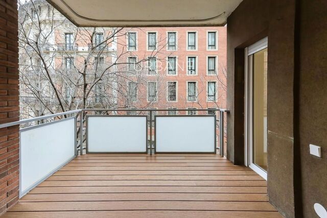 Apartamento nuevo y espacioso de 3 habitaciones en Eixample