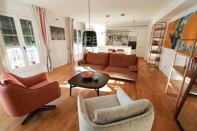 Prime Dreta de l'Eixample: Apartamento Histórico Exquisitamente Restaurado.
