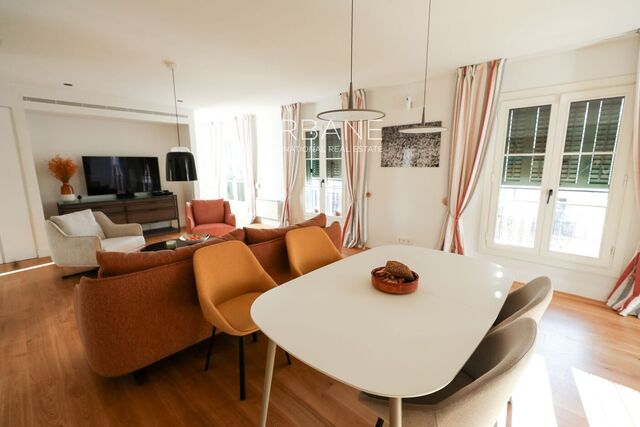 Prime Dreta de l'Eixample: Exquisitely Restored Historic Apartment.