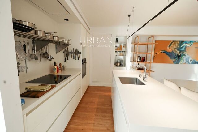 Prime Dreta de l'Eixample: Exquisitely Restored Historic Apartment.