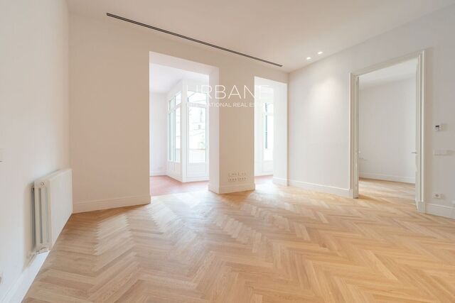 Luxuriöse 2-Zimmer-Wohnung mit Terrasse und Kirchenblick im Gotischen Viertel, Barcelona
