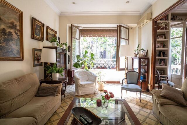 Spacious Apartment to Renovate with Great Potential in Prime Eixample