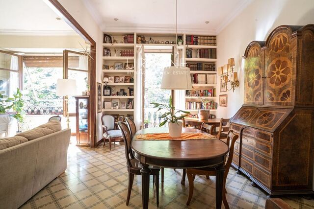 Spacious Apartment to Renovate with Great Potential in Prime Eixample