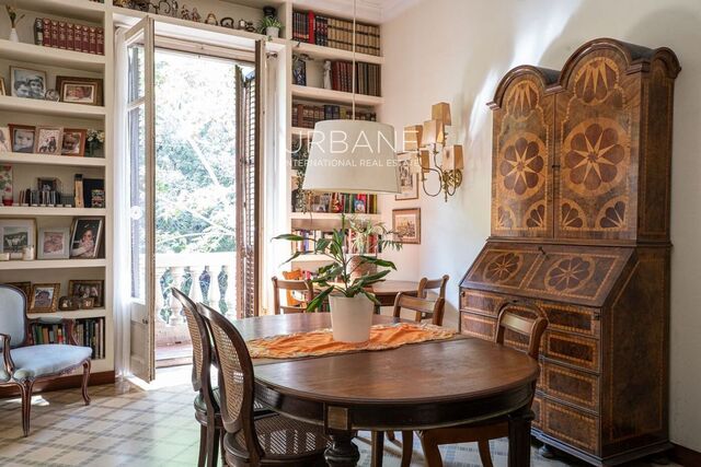 Spacious Apartment to Renovate with Great Potential in Prime Eixample